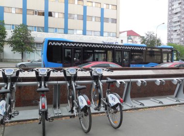 Moskova, Rusya, Mayıs 2021. Caddenin yanındaki bisiklet kiralama yeri..