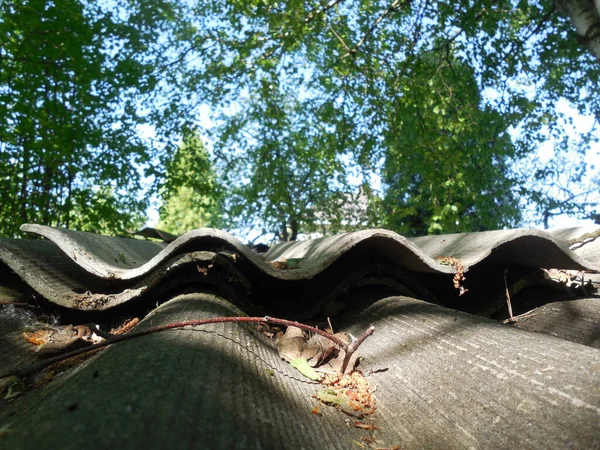 Stary Połamany Łupek Falisty Materiał Dachowy Leży Dachu Budynku Ogrodowego — Zdjęcie stockowe