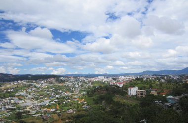 Vietnam vilayetlerinden birinin kırsal kesiminin yüksekliğinden bak. Beyaz bulutlu güzel mavi gökyüzü manzarası.