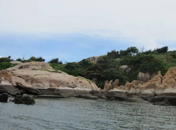 Wietnam Skalista Wyspa Dziką Roślinnością Pięknym Terenem Nad Morzem Niebem — Zdjęcie stockowe