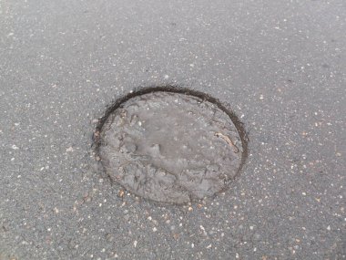 Asfalt yüzeyinde silindirik bir delik (çekirdek) veya yol yatağında yuvarlak bir delik. Kalite değerlendirmesi ve kusurların tespiti için laboratuvara gönderilecek bir örnek..