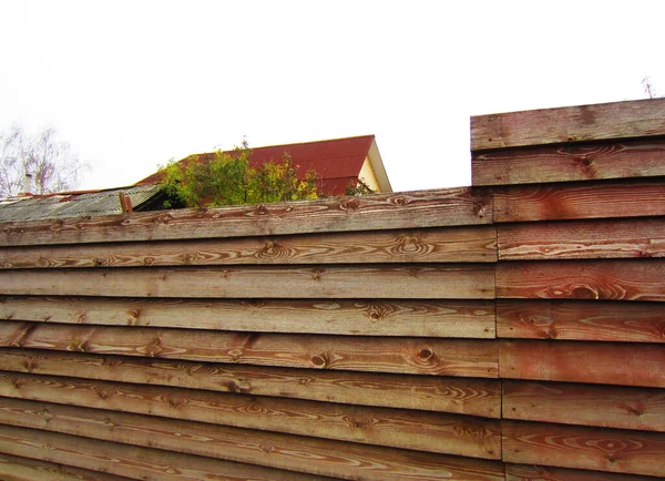 木造建築の明確に定義された明るいパターンを持つ高大規模な木製フェンス — ストック写真
