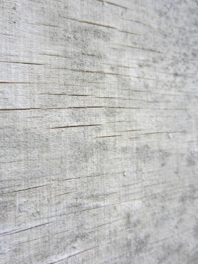 Derin çatlakları olan eski bir tahtanın yüzeyi..