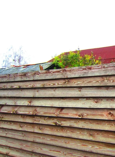 木造建築の明確に定義された明るいパターンを持つ高大規模な木製フェンス — ストック写真