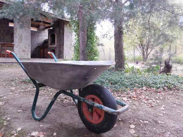 Eine Leere Große Gartenschubkarre Aus Metall Mit Einem Rad Steht — Stockfoto