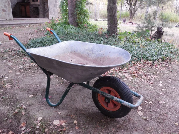 Una Grande Carriola Giardino Metallo Vuota Con Una Ruota Pronta — Foto Stock