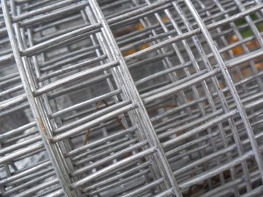 Kaynak takviyeli yapı iskeleti metal ağ (yapı), rulolara sarılmış ve beton işlerinde kullanılmak üzere hazırlanmıştır.