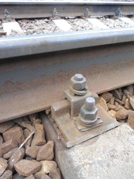Schienen Und Schwellen Bahndamm Werden Mit Großen Rostigen Schrauben Bolzen — Stockfoto