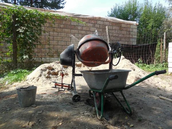 Misturador Concreto Equipamento Construção Uma Parcela Com Plantas Durante Trabalho — Fotografia de Stock