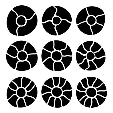 Soyut farklı siyah güneşlerin vektör kümesi İskandinav tarzında boho, güneş ışınları izole edilmiş siluet, el çizimi çizimleri, tasarım elementleri
