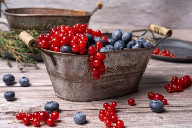 Olgun böğürtlenler ahşap bir masada bir tabakta