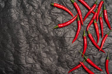 Siyah arkaplanda kırmızı acı biber ve metin için fotokopi alanı. Duvar kağıdı veya tasarım için yüksek çözünürlüklü resim