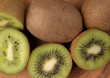 Taze yeşil kesim kivi meyvesi tabakta, makro yüksek çözünürlükte yakın çekim, görünür doku.