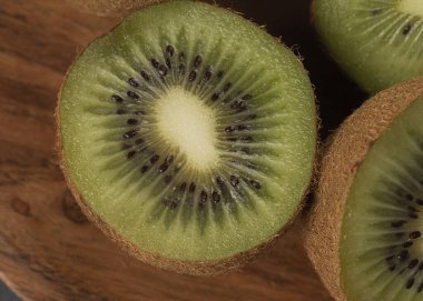 Yüksek çözünürlüklü kivi meyvesinin görünür doku veya tohum içeren makro görüntüsü, tasarım için