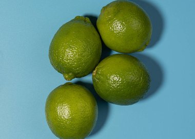 Olgun limon, açık mavi arka planda makro manzara, yüksek çözünürlüklü yaz tazeliği.