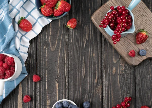 Red Currants Strawberries Blueberries Raspberries Scattered Wooden Table Copy Space — Stock Photo, Image