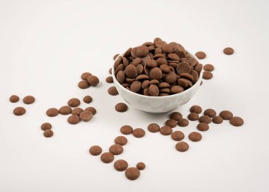 Sütlü çikolata damlaları yemek yapmaya ya da yemeye hazır, tatlı tatlı tatlı çöl beyaz arka planda yüksek kalitede