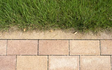 Çimen ve beton kaldırım, çimen ve taşlar tasarım için arka plan, üst görünüm