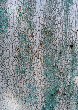 Demir bir duvardaki mavi ve beyaz boyaların arka planı. Tasarım için paslı metal arka planının yüzeyi