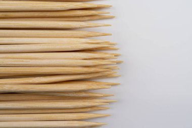 Arka planda beyaz arkaplan üzerinde yatan çoklu ahşap bambu şiş, arka plan için kullanın, şiş çubukların sivri uçlarını yakın görüş makro görünüm
