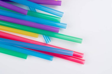 Yüksek çözünürlüklü beyaz zemin üzerinde izole edilmiş renkli plastik pipetler, fotokopi alanı olan renkli kokteyl tüplerinin arka planı
