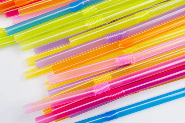 Tasarım için arka planda bir sürü plastik pipet var. Plastik renkli pipetleri düz yatay, yüksek çözünürlüklü çizgilerle kapat