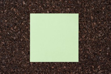 Boş not kağıdı metin için kopyalama alanı, yüksek çözünürlüklü üst görünüm, kağıt kağıtlı düz tahta masa üzerinde yatıyordu. Boş yeşil kağıt. Yazma ve bildirim için boşluk.