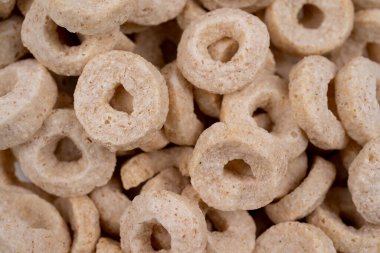 Yüksek çözünürlüklü makro manzaralı mısır gevreği halkası, mısır gevreği arka planı. mısır gevreği halkaları arka plan dokusu olarak, üst görünüm