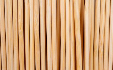 Beyaz arka plan makrosu üzerinde çok sayıda ahşap bambu şiş ızgara veya barbekü arka plan resmi için uzun ahşap şiş