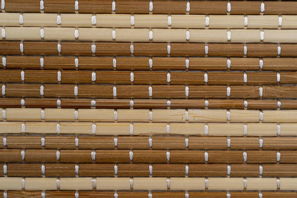 トップビューの背景として撮影ベージュ竹ナプキン 素朴な粗粒天然茶色の竹の場所マット格子間のグランジテクスチャ — ストック写真