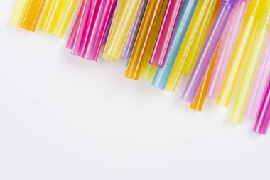 Beyaz arkaplanda renkli plastik pipetler, metin veya tasarımınız için düz konum, parlak arkaplan renk plastik tüpler