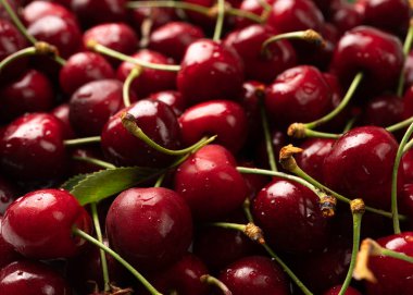 Kirazlı makro fotoğraf. Antioksidan, doğal, organik, vitamin meyvesi. Böğürtlen yüzeyine su damlaları.
