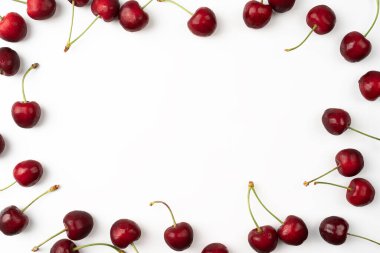Beyaz arkaplandaki kirazlı olgun kiraz beyaz arkaplandaki kiraz çerçevesi için kopyalama alanı ile