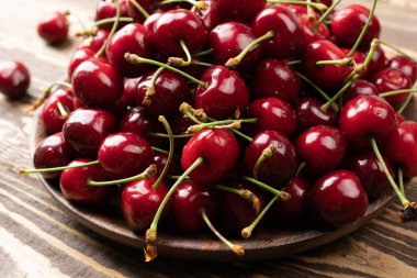 Koyu renk ahşap arka plan makro manzaralı kiraz yüksek çözünürlüklü tatlı kirazlar ahşap tabakta