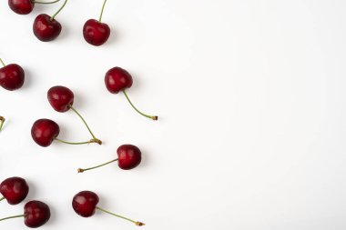 Olgun tatlı kiraz beyaz arkaplanda izole edilmiş, yüksek çözünürlüklü yakın plan görüntüsü, arka plan için kullan