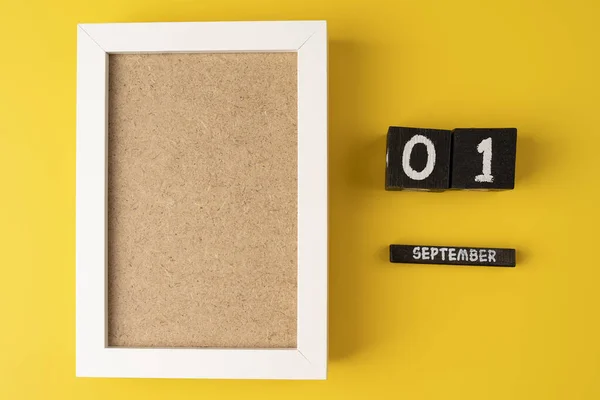 September Een Houten Kalender Een Gele Achtergrond Met Leeg Wit — Stockfoto