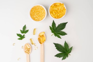 Yaprak, kapsül ve CBD yağlı çeşitli tıbbi esrar ürünleri yüksek çözünürlüklü beyaz zemin üzerinde izole edilmiş