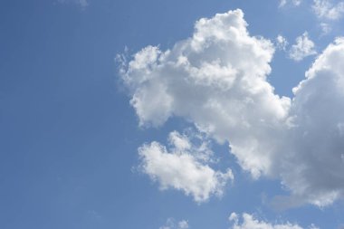 Beyaz bulutlu açık mavi bir gökyüzü. Mavi gökyüzündeki bulutlar konsept yıldırım günü