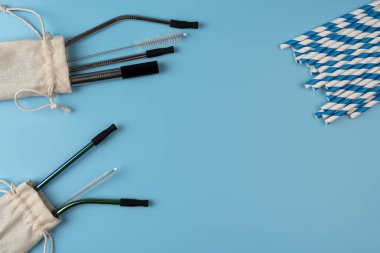 Eko Dost Canlısı İçen Pipetler. Çevre dostu ürünler almak. Biyolojik çözünür kağıt kamışlar ve yeniden kullanılabilir metal pipetler. bir kopyalama alanı ile düz uzanır