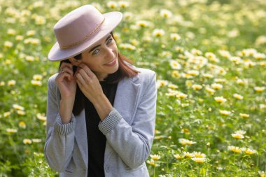Kadın fotoğrafa hazırlanırken gülümsüyor.