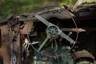 Eski, paslı direksiyon simidi.