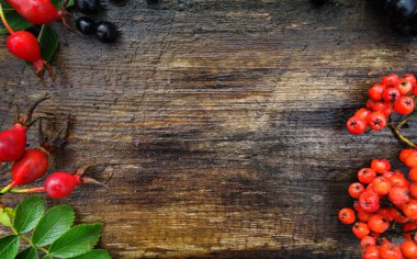 Sonbahar yaprakları ve ahşap doku arka plan üzerinde fındık 