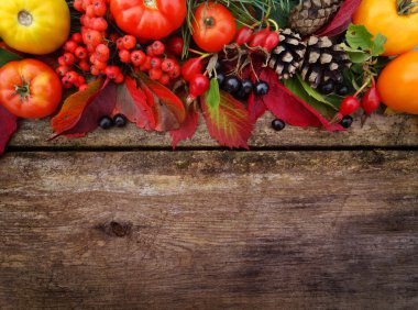 Sonbahar yaprakları ve ahşap doku arka plan üzerinde fındık            