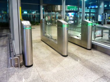 Şehirdeki uluslararası havaalanından çık                                