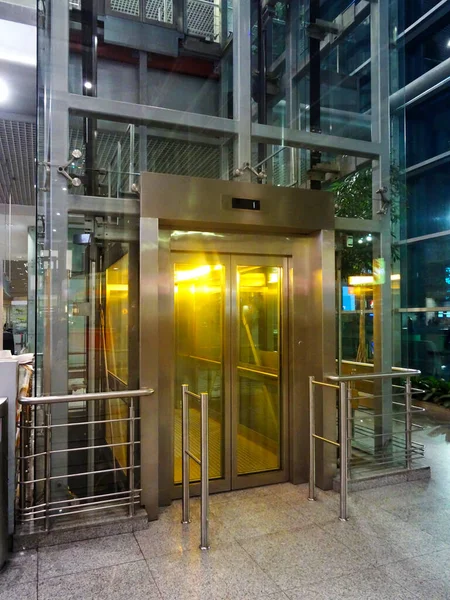 Modernes Gebäude Mit Einem Aufzug Nahaufnahme Foto Innenraum Des Gebäudes — Stockfoto