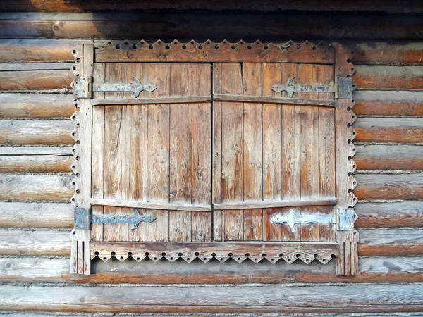 木製の壁と窓の古い木製の境界線 — ストック写真