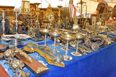 Pazar bit pazarında eski mobilyalar tezgahta. Antika Pazarı