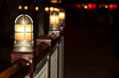 Nehrin üzerindeki köprünün çitlerinde fenerler var.