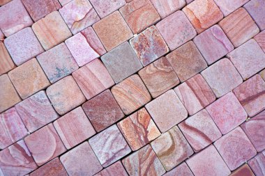 Caddenin dibindeki asfalt döşeme dokusu. Doğal tuğla kare taş zemin. Renkli asfalt levhalar. Paving levhaları