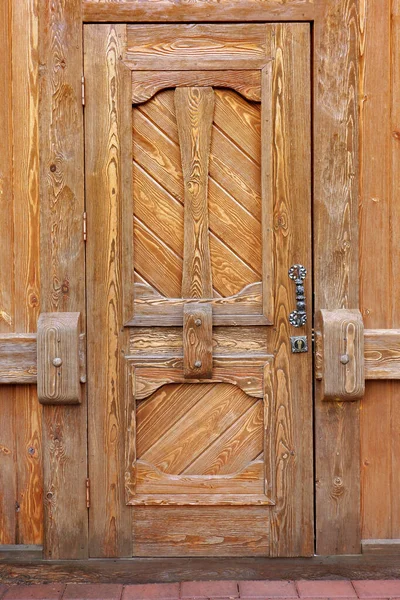 歴史的都市の古い木製のドアのヒンジの詳細 — ストック写真